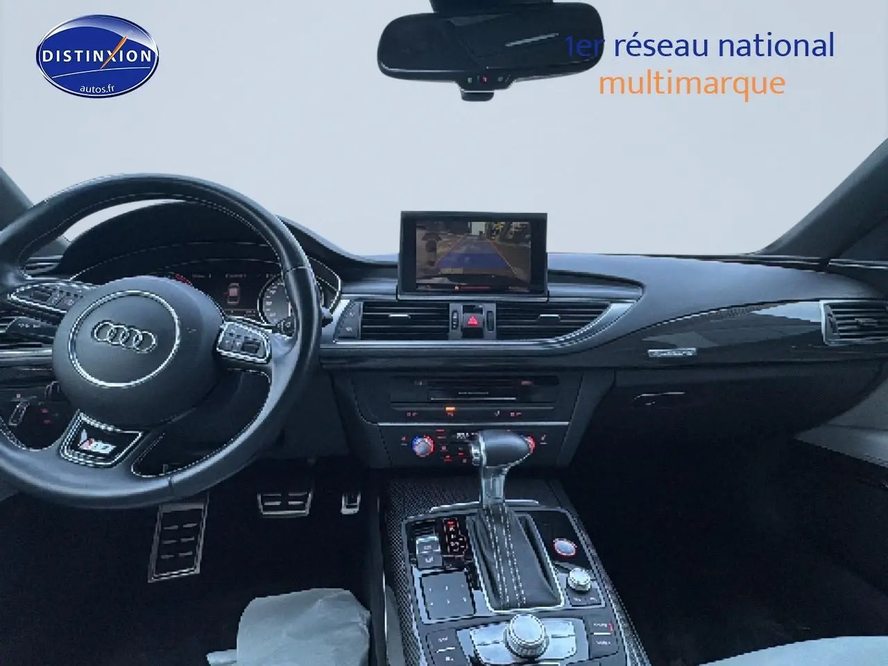 Vue intérieure avant de l'Audi S7 Sportback 2013 noire, montrant le tableau de bord et la console centrale avec écran tactile.