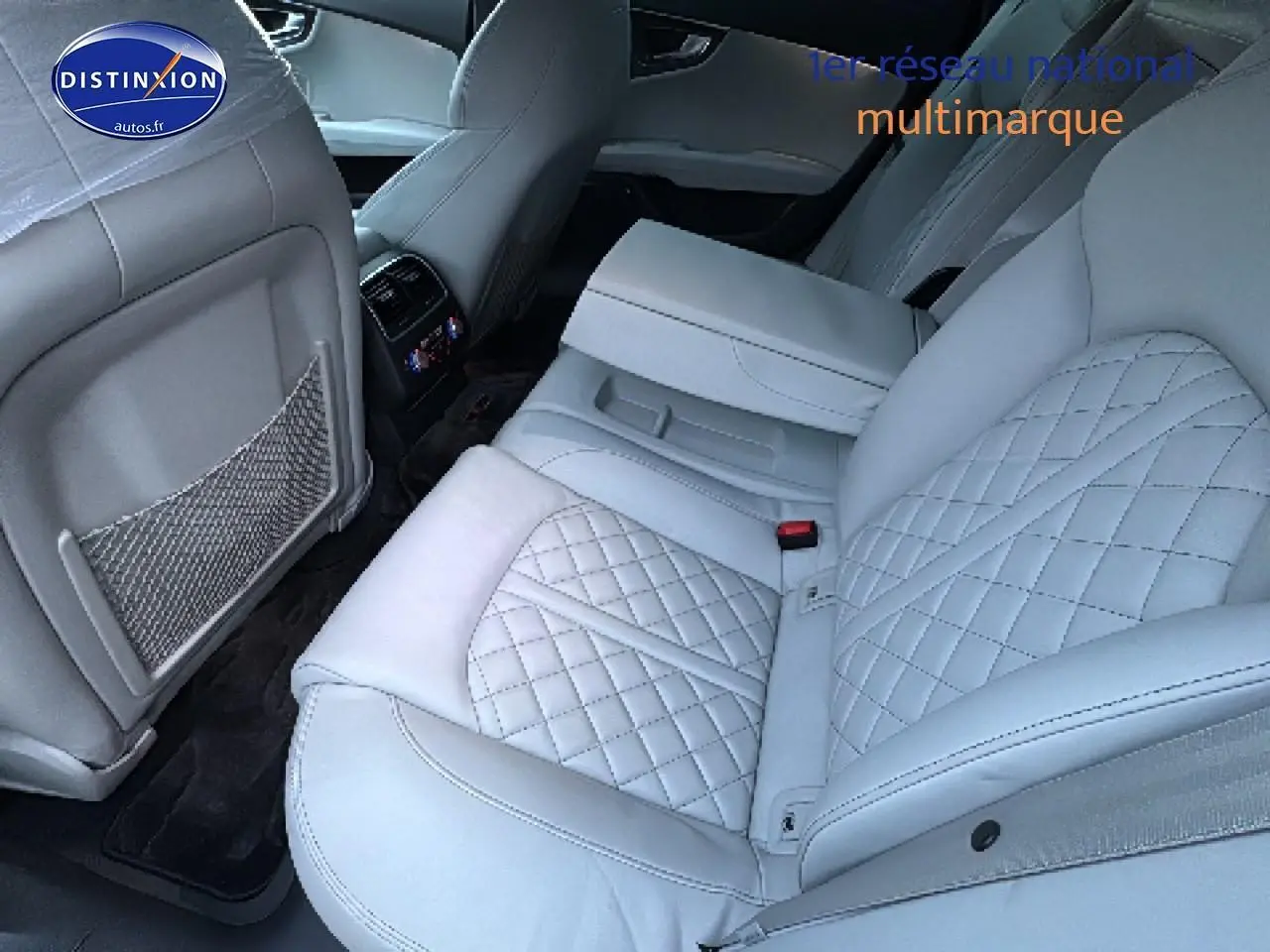 Vue intérieure de la banquette arrière en cuir gris clair matelassé de l'Audi S7 Sportback 2013.