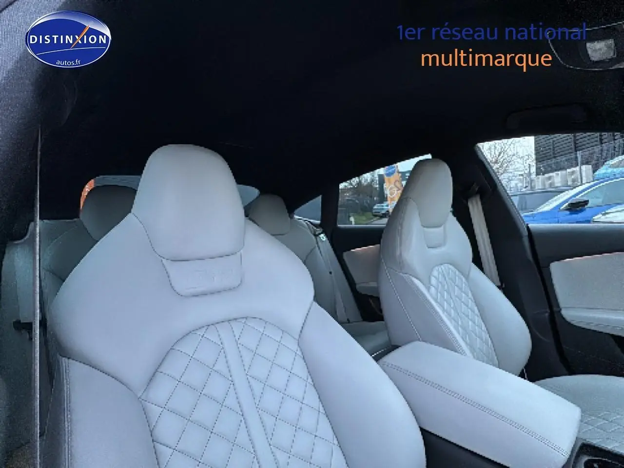 Vue intérieure montrant les sièges avant en cuir gris clair matelassé de l'Audi S7 Sportback noir de 2013.