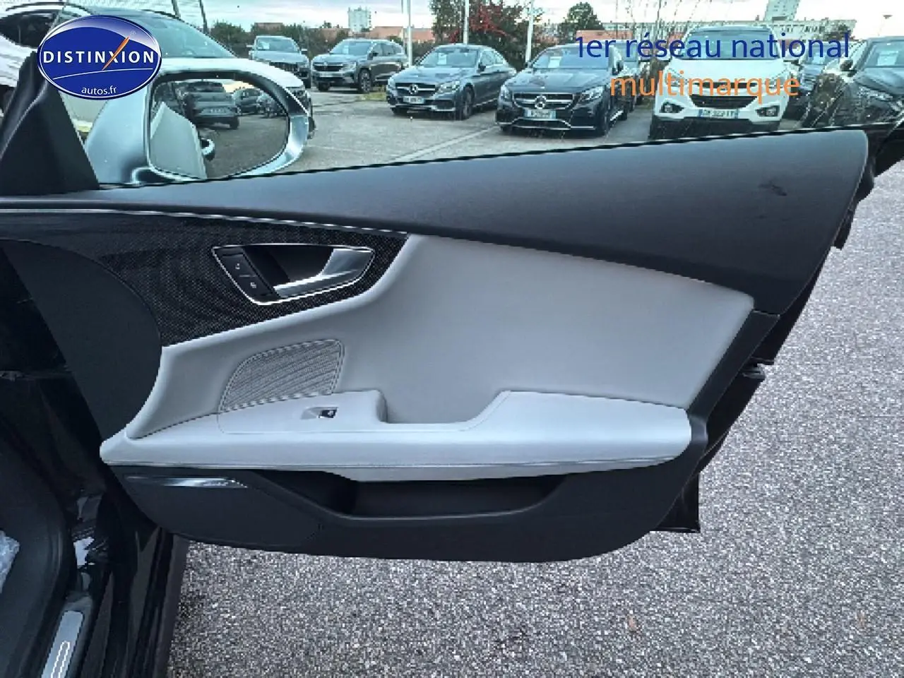 Vue côté gauche de la porte avant noire de l'Audi S7 Sportback avec insert carbone et garniture claire.