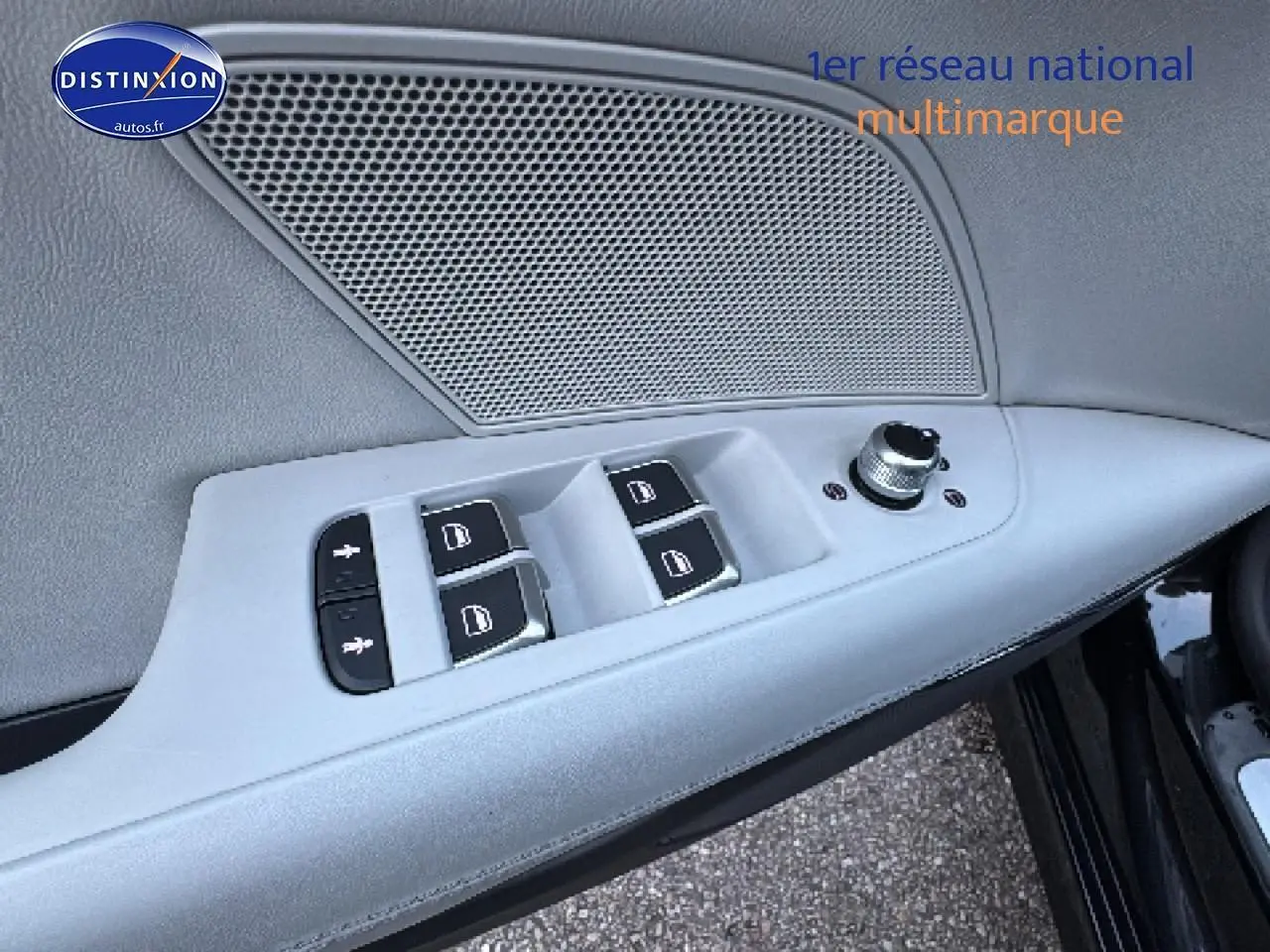 Gros plan sur la commande des vitres côté gauche de l’Audi S7 Sportback noire, avec haut-parleur intégré.