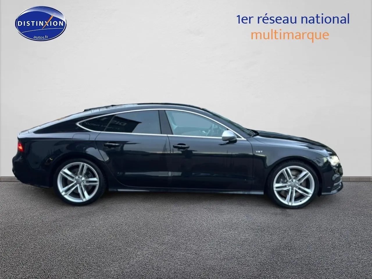 Audi S7 Sportback noir vue de profil côté gauche avec jantes alu et rétroviseurs argentés.