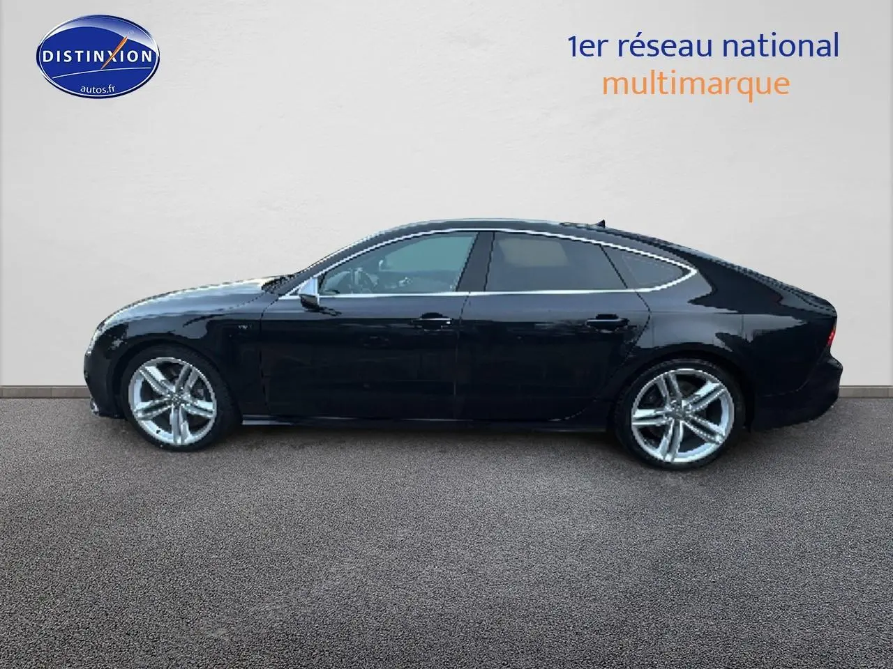 Profil droit d'une Audi S7 Sportback noire de 2013 avec jantes alu et vitres teintées sur fond neutre.