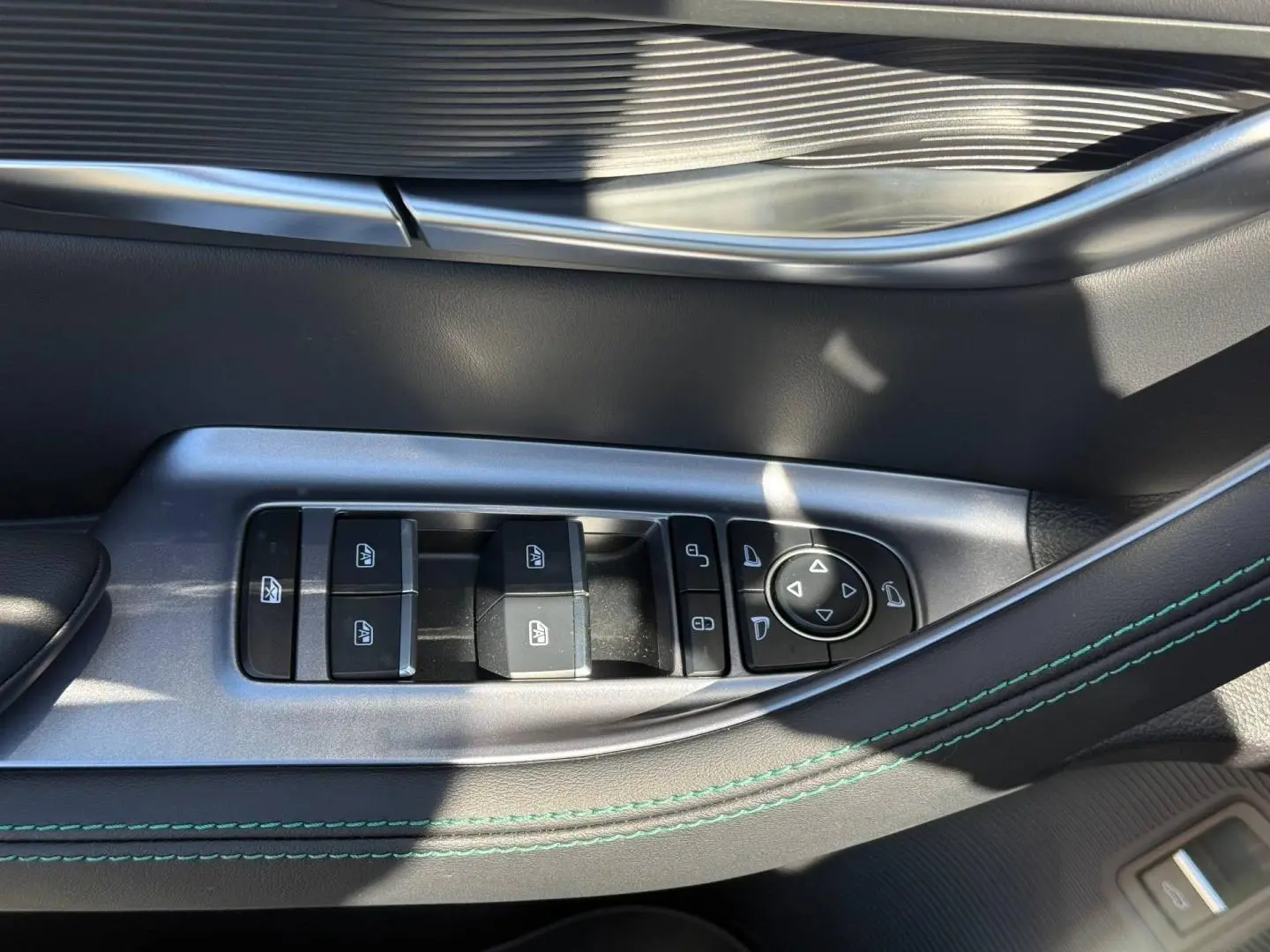 Gros plan sur la commande des vitres et rétroviseurs côté conducteur du BYD SEAL U 1.5 DM-i en finition Boundless Cloud métallisé.