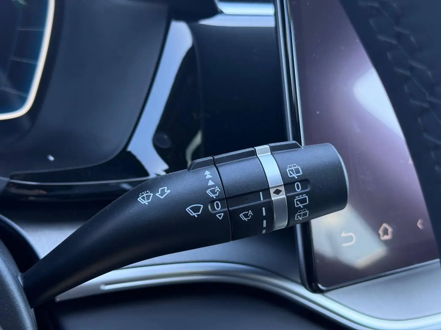 Gros plan sur la commande des essuie-glaces côté gauche dans l’habitacle du BYD SEAL U 2026 finition Design AWD.