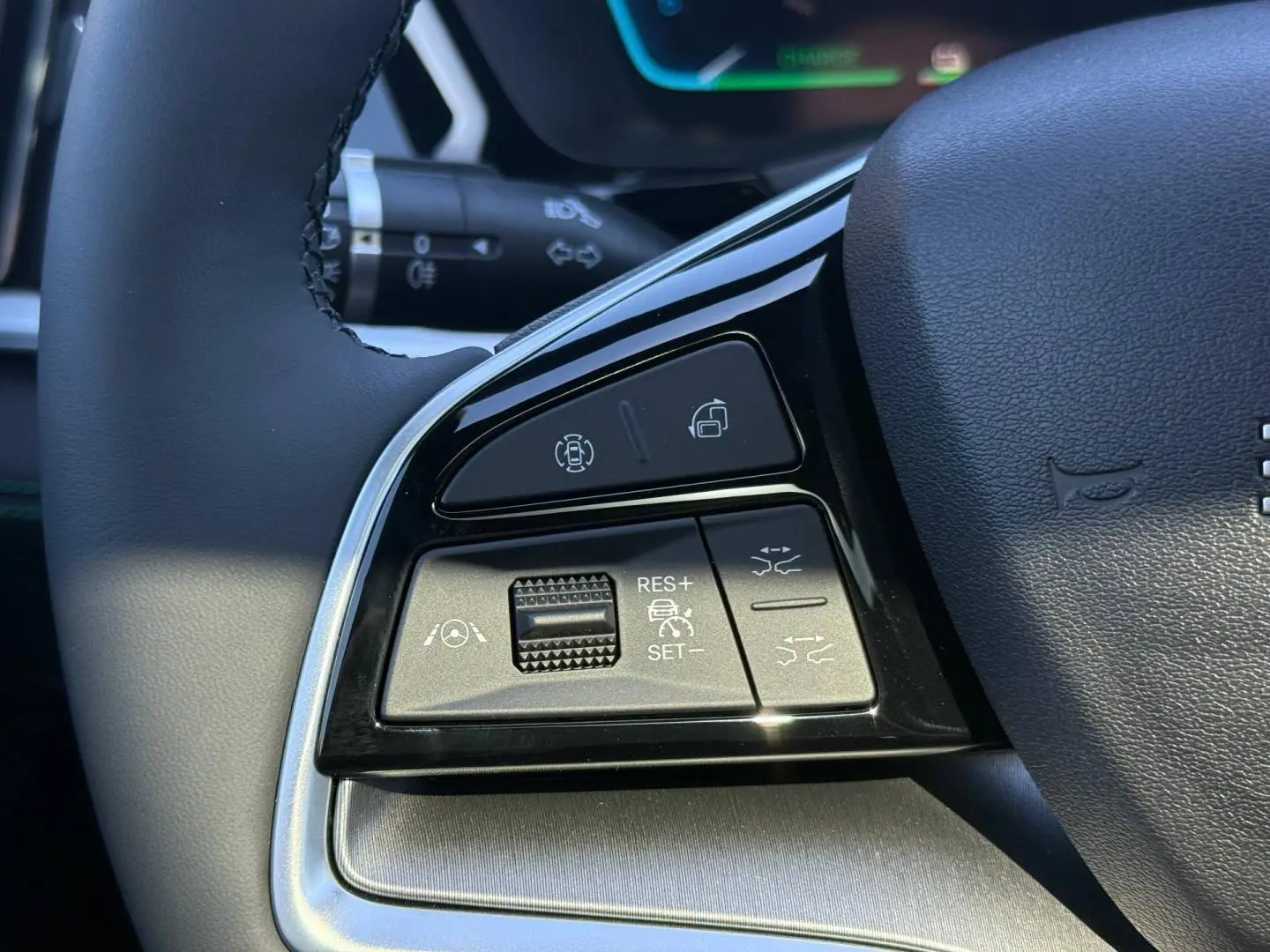 Gros plan sur les commandes du volant noir du BYD SEAL U 2026, avec boutons de régulateur de vitesse et assistance.