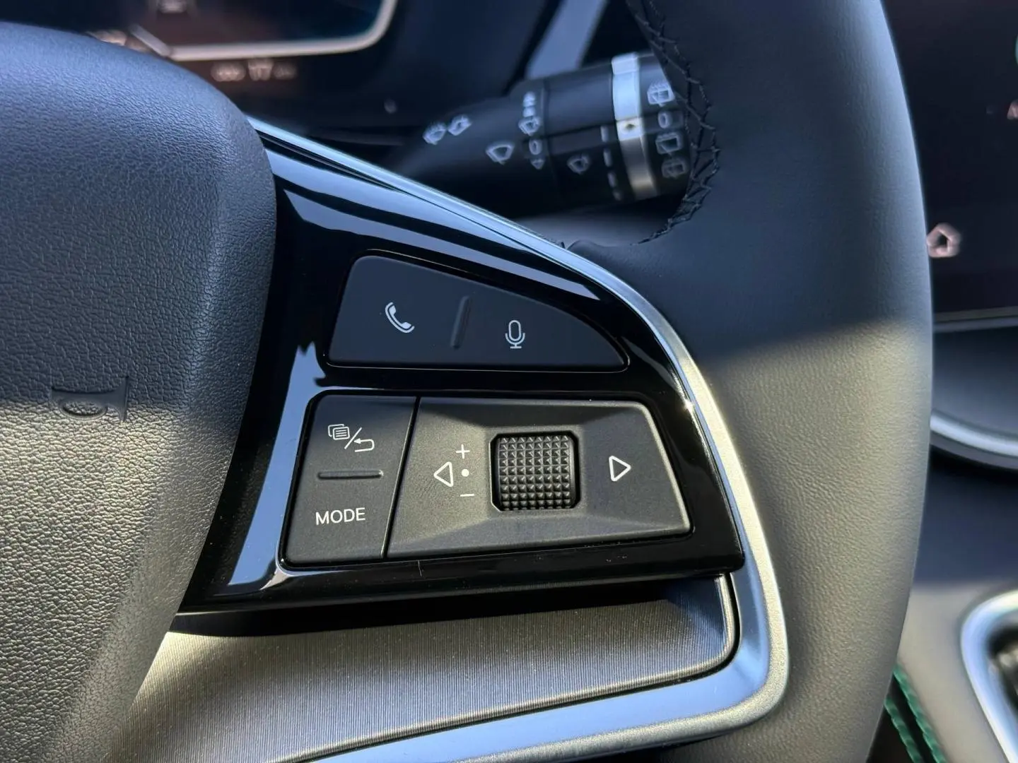 Gros plan sur les commandes multifonctions noires du volant du BYD SEAL U, finition Design AWD.