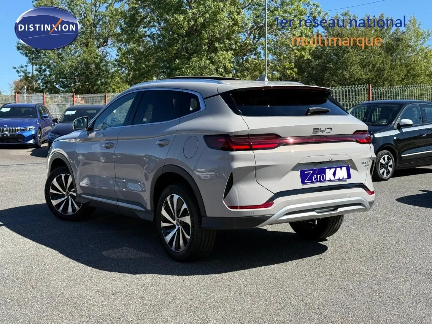 Vue 3/4 arrière droite du SUV BYD SEAL U 1.5 DM-i 324ch Design AWD en Boundless Cloud métallisé, avec feux arrière LED.