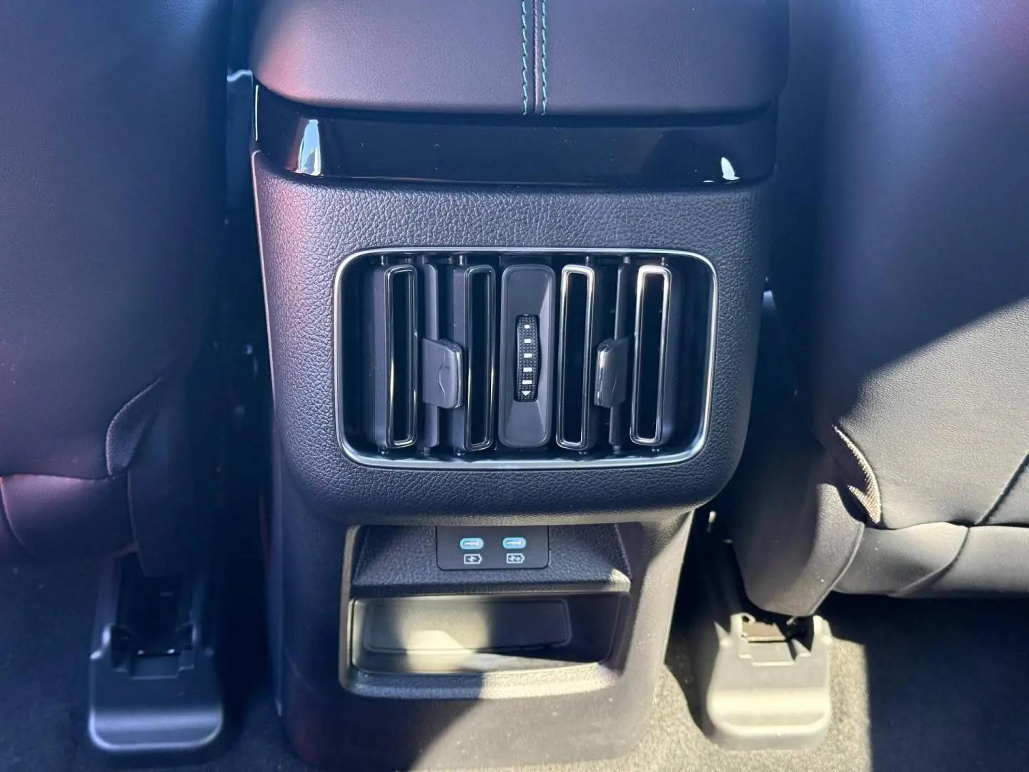 Détail des aérateurs arrière et ports USB dans l'habitacle noir du BYD SEAL U 1.5 DM-i 324ch Design AWD 2026.