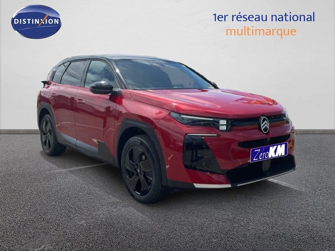 Vue 3/4 avant droite d'un Citroën C5 Aircross Hybrid rouge rubis métallisé avec jantes noires et toit noir.