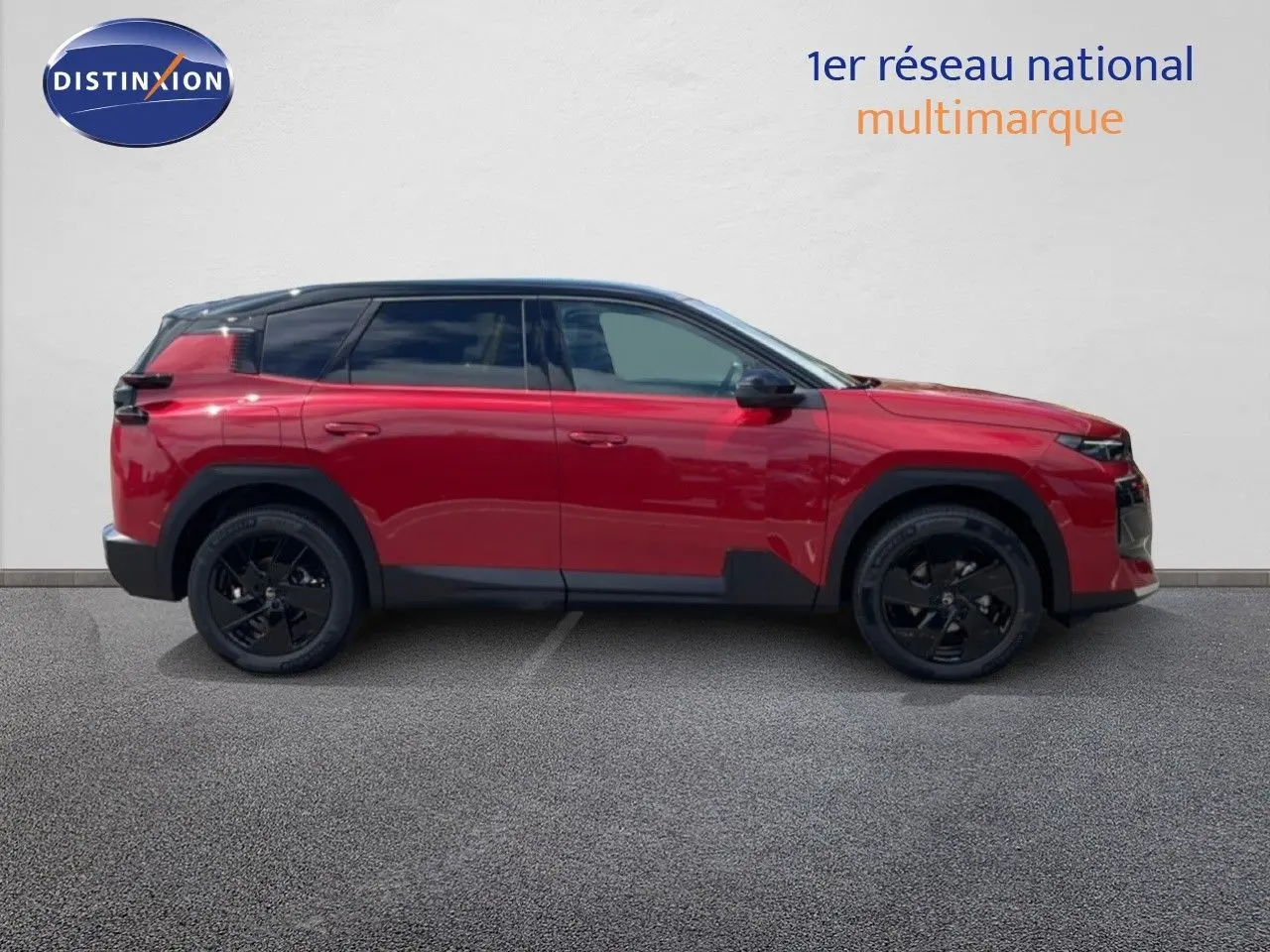 Vue de profil côté gauche d'un Citroën C5 Aircross Hybrid 145ch rouge rubis métallisé avec jantes noires.