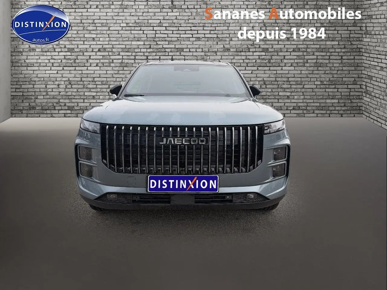 Vue avant du JAECOO J7 1.5 PHEV 279 Exclusive vert olive avec large calandre verticale et phares fins.