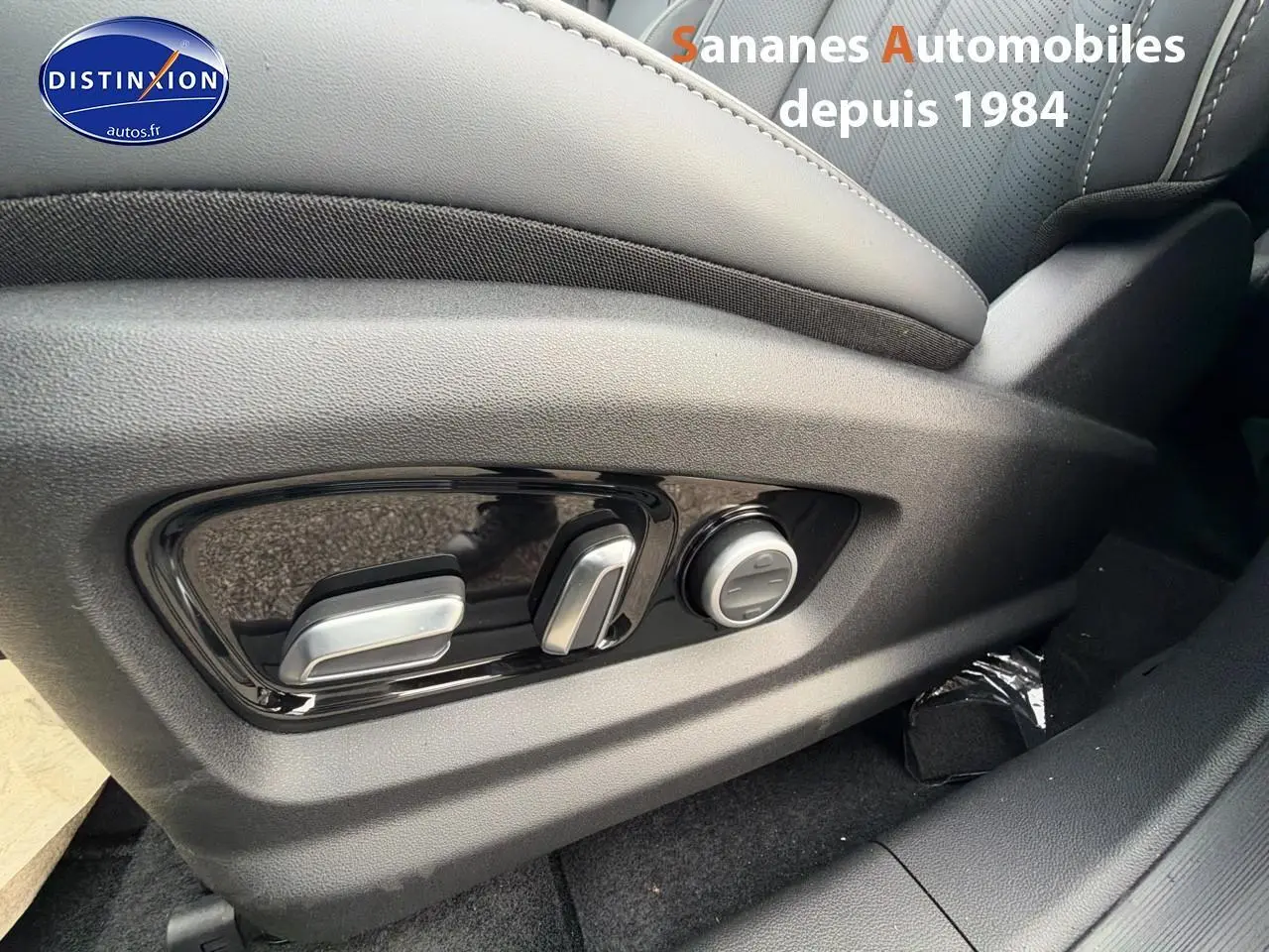 Réglages électriques des sièges côté gauche d’un JAECOO J7 1.5 PHEV Exclusive, intérieur noir.