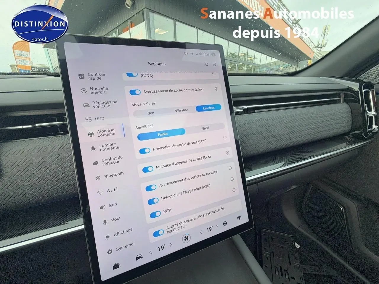 Intérieur du JAECOO J7 1.5 PHEV 2026, vue de la console centrale avec grand écran tactile et finitions modernes.