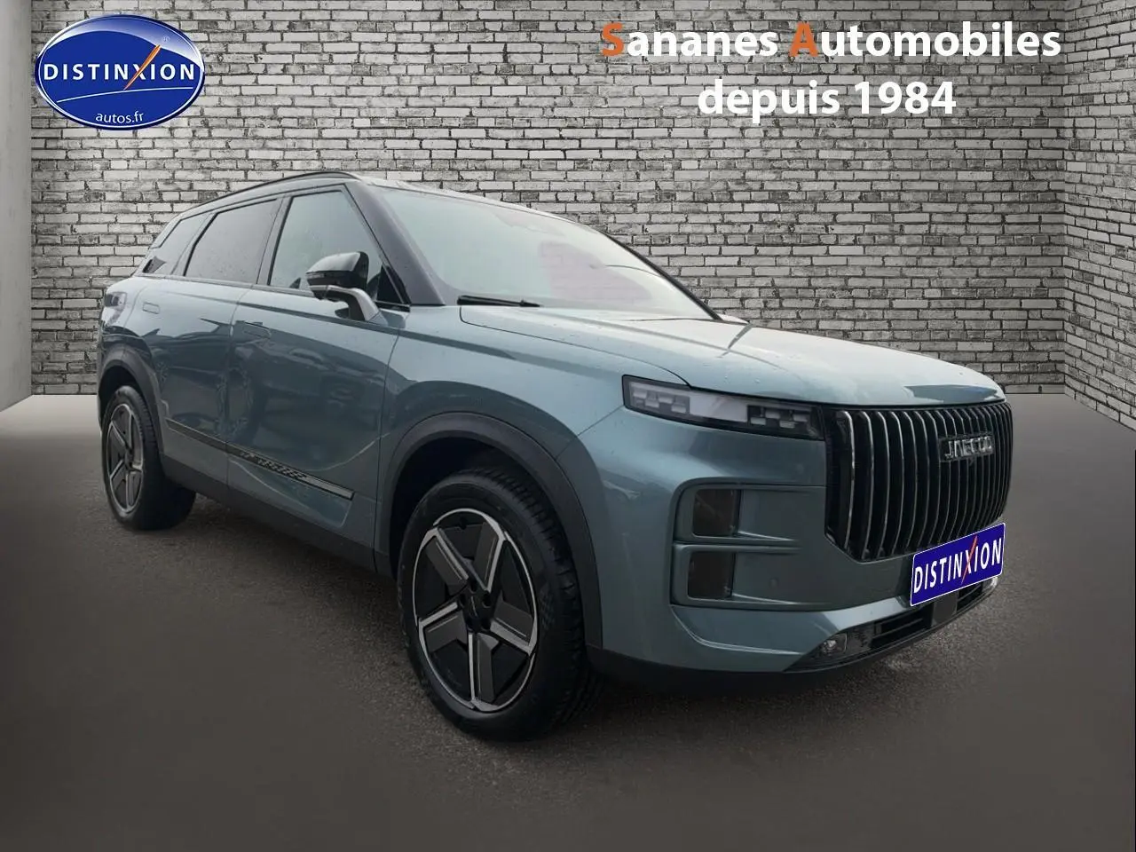 SUV JAECOO J7 vert olive en 3/4 avant droit, avec calandre verticale noire et jantes modernes.