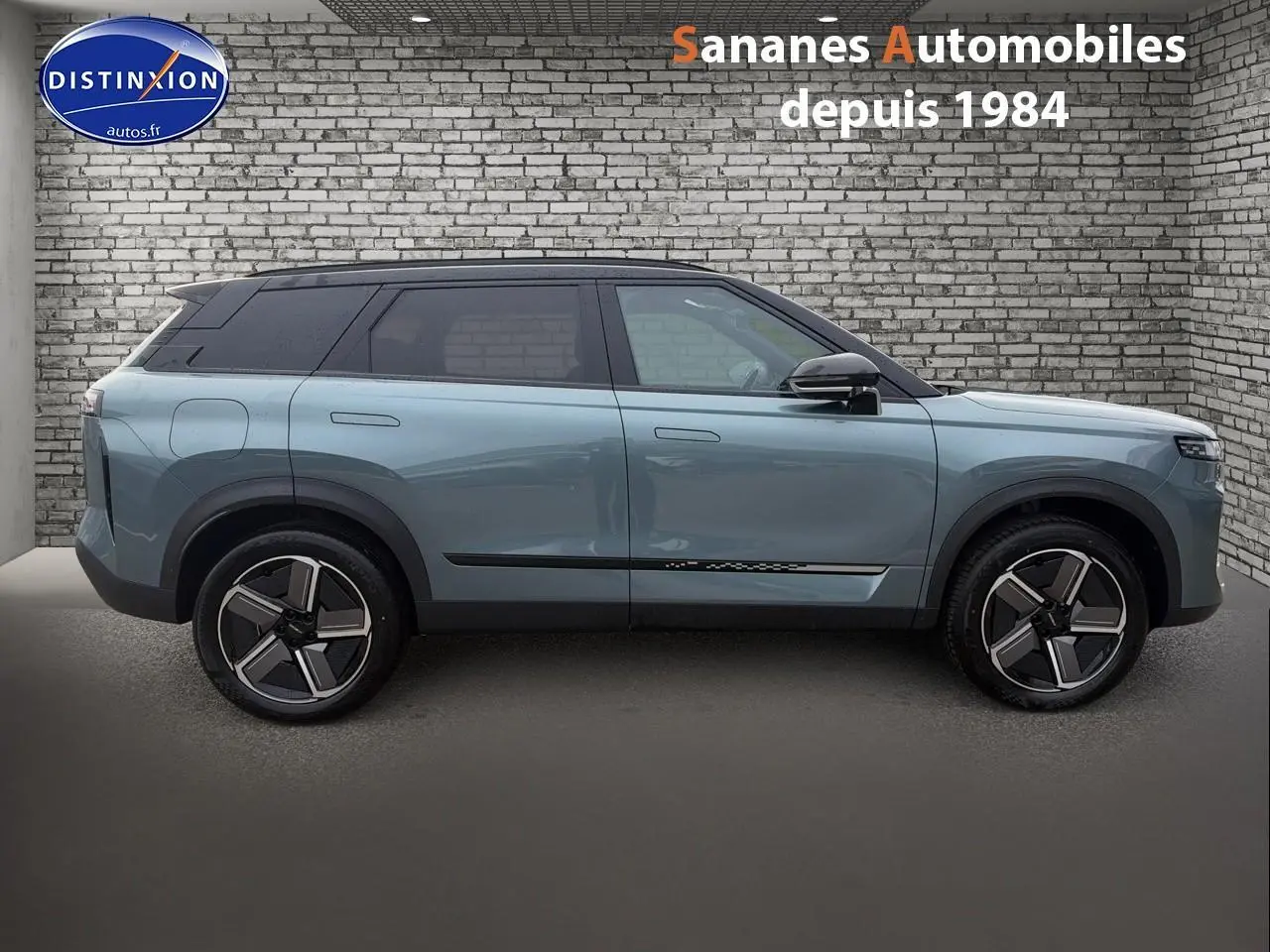 Vue de profil côté gauche du SUV JAECOO J7 2026 en vert olive avec toit noir et jantes modernes.