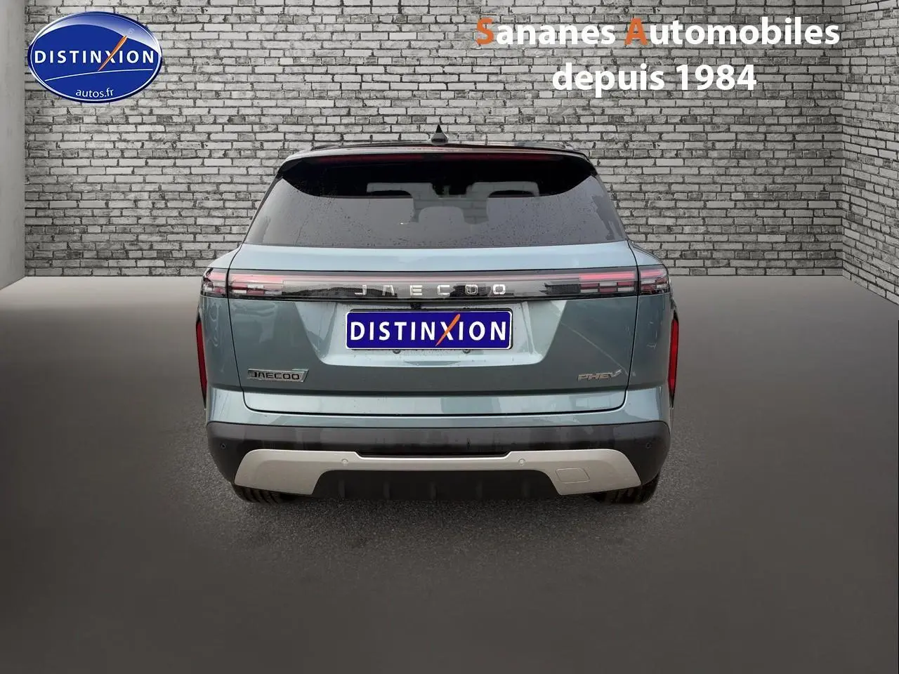 Vue arrière du JAECOO J7 1.5 PHEV Exclusive 2026 en vert olive, avec feux LED horizontaux et logo distinctif.