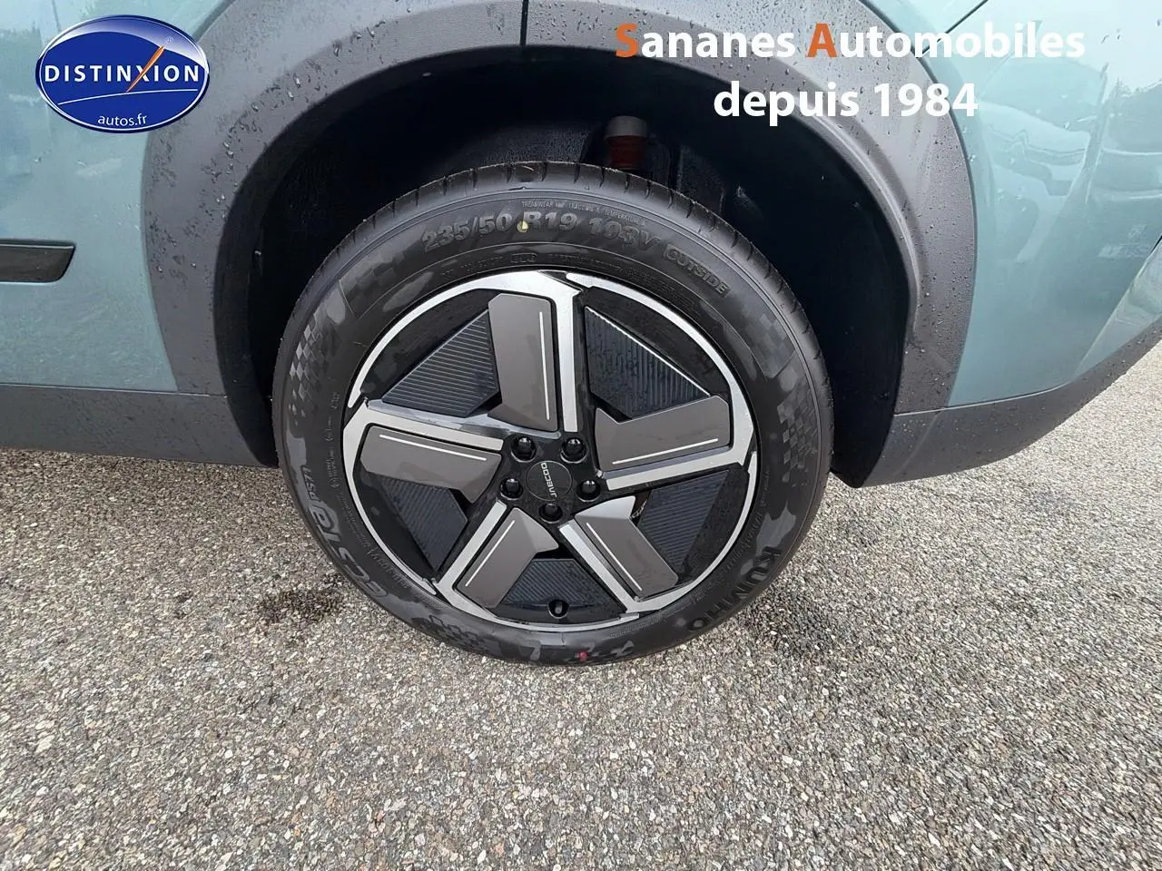 Gros plan sur la roue avant gauche du JAECOO J7 1.5 PHEV vert olive avec jante noire et grise distinctive.