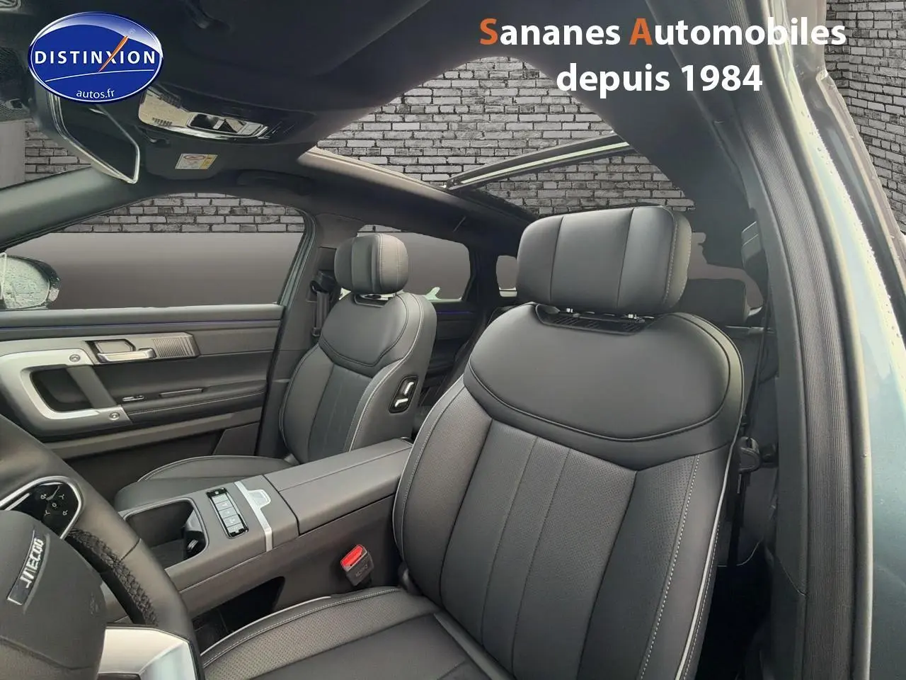 Intérieur du JAECOO J7 1.5 PHEV 2026, vue côté conducteur, sièges cuir noirs et toit ouvrant panoramique.