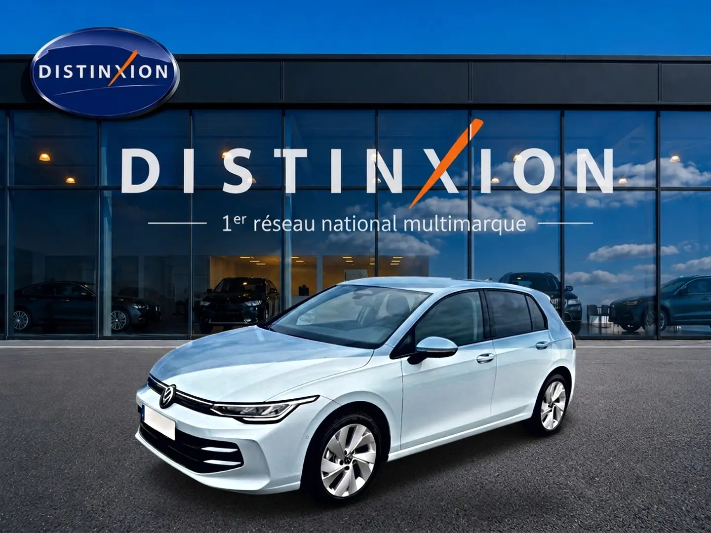 Volkswagen Golf 1.5 etsi evo2 116 life bleu glacier en 3/4 avant droit devant showroom Distinxion.