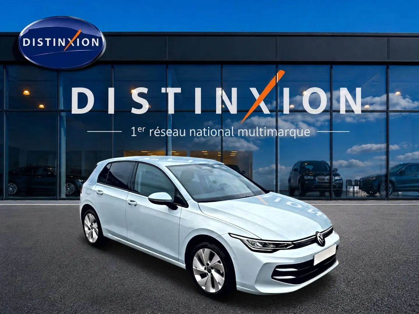 Volkswagen Golf 1.5 ETSI evo2 bleu glacier en 3/4 avant droit, avec jantes alu 17 pouces devant showroom Distinxion.