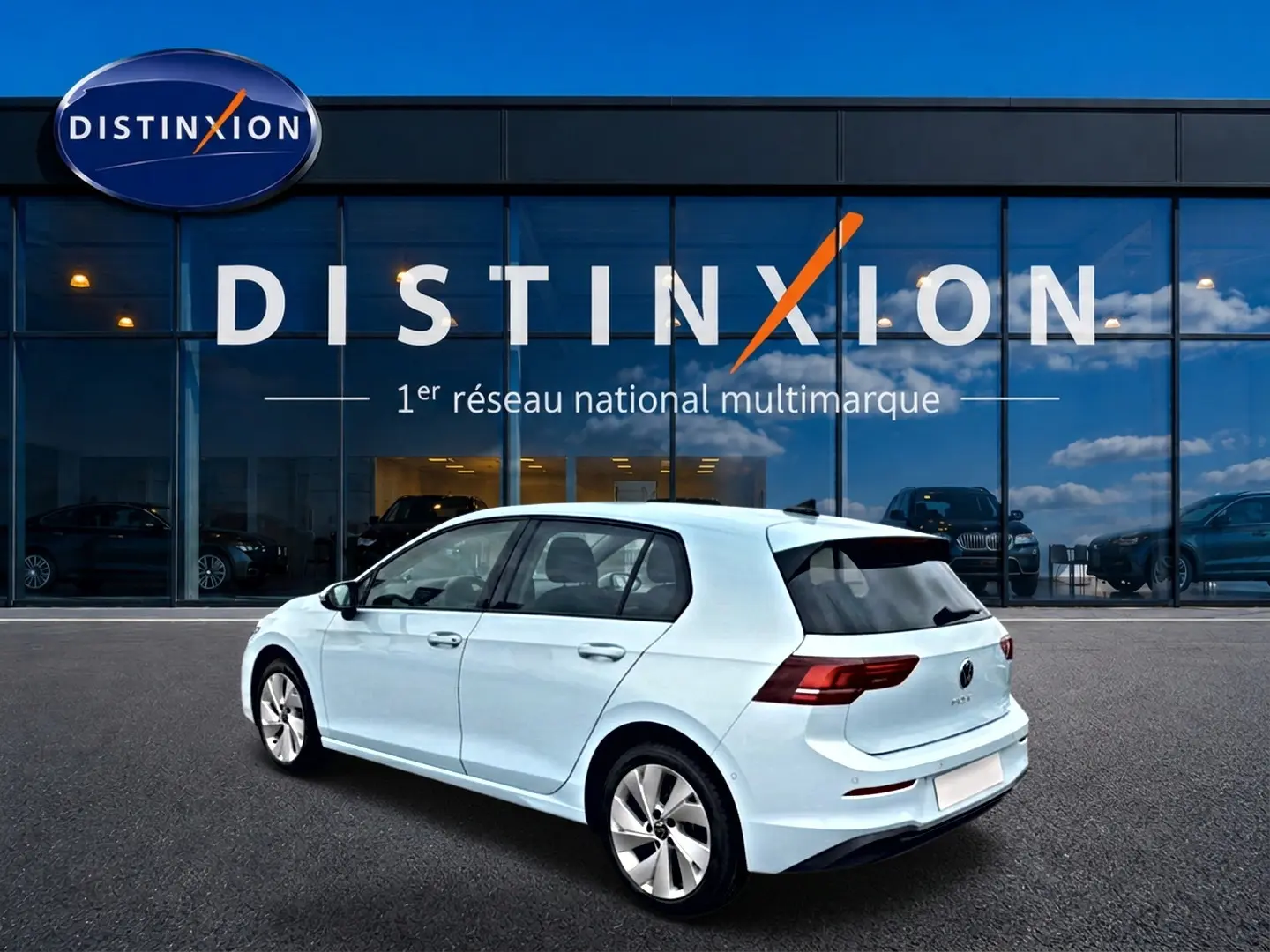 Volkswagen Golf 1.5 etsi evo2 bleu glacier vue 3/4 arrière droit devant un showroom Distinxion.