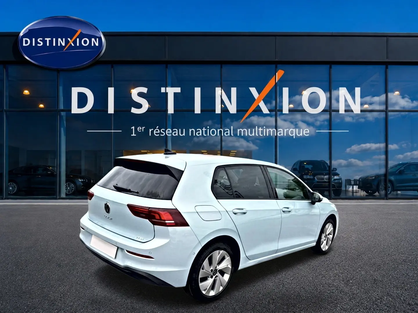 Vue 3/4 arrière droite d'une Volkswagen Golf 1.5 etsi evo2 116 life dsg7 bleu glacier avec vitres arrière surteintées.