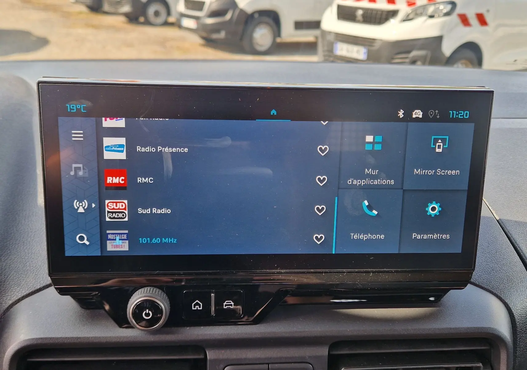 Écran tactile central du tableau de bord du Citroën Berlingo gris Artense, affichant les options radio et téléphone.