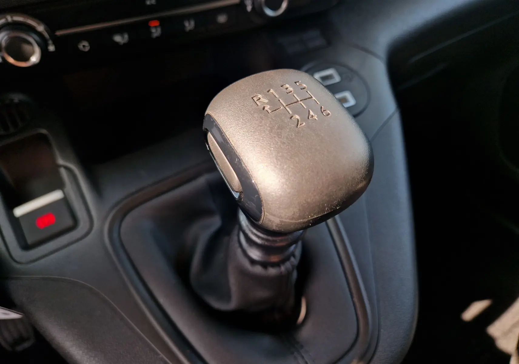 Gros plan sur le levier de vitesses manuel gris du Citroën Berlingo 2025, avec indication des 6 rapports et marche arrière.