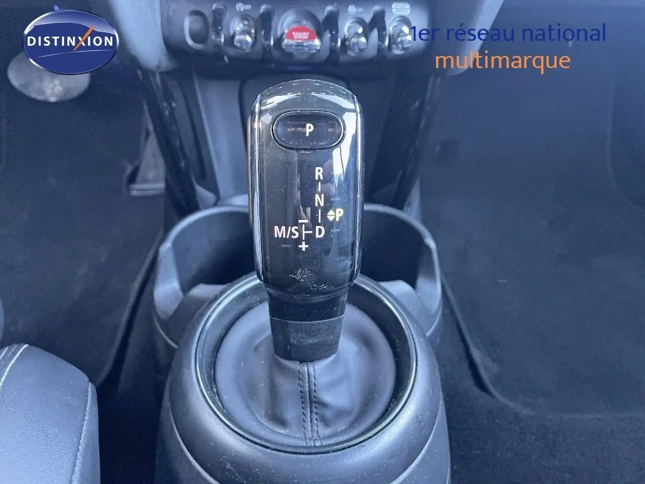 Le levier de vitesses automatique noir de la MINI Cabriolet F57 2023, vu en gros plan depuis l'intérieur central.