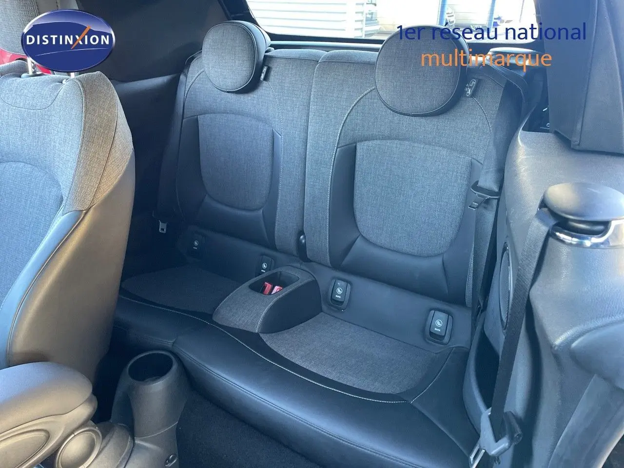 Vue intérieure arrière montrant les sièges arrière en tissu gris et cuir noir du MINI Cabriolet F57 2023.
