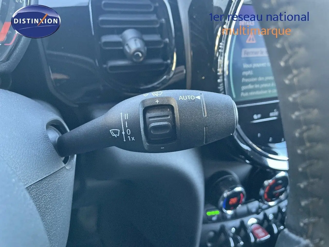 Gros plan sur la commande d'essuie-glace à gauche du volant dans l'habitacle noir du MINI Cabriolet F57 2023.