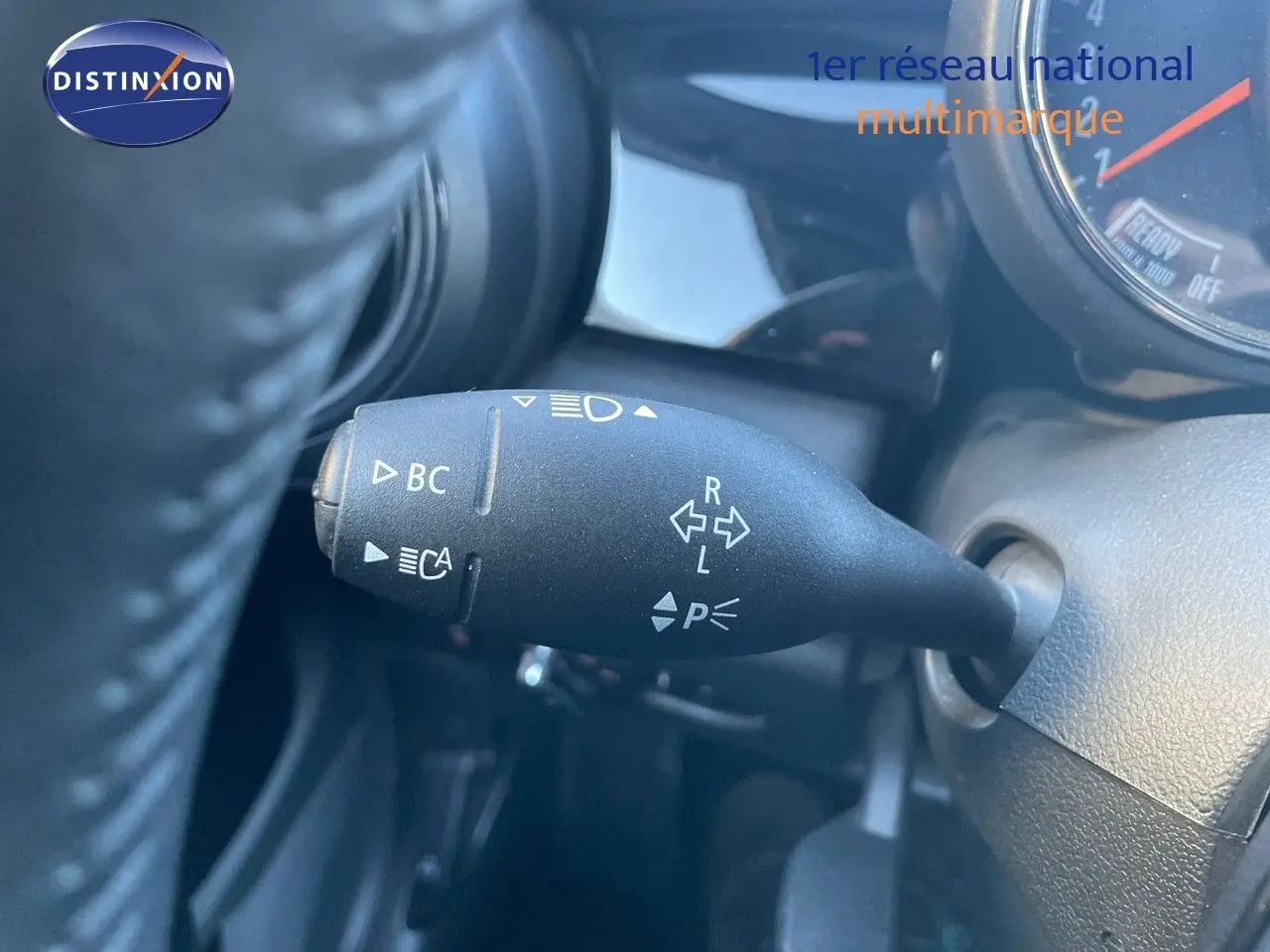Le levier de clignotant noir dans l'habitacle d'une MINI Cabriolet F57 noir midnight metal, vue côté conducteur.