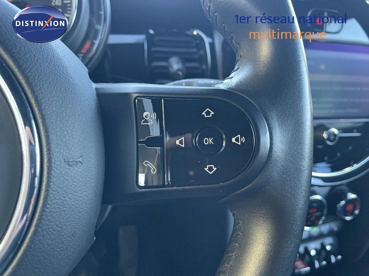 Gros plan sur les commandes au volant en cuir noir du MINI Cabriolet F57 2023, soulignant les boutons multifonctions.