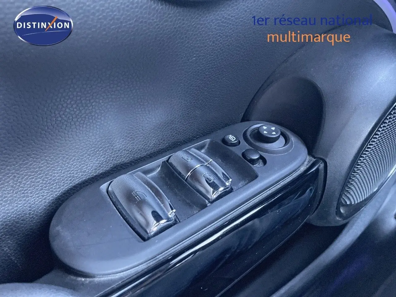 Gros plan sur les commandes des vitres électriques côté conducteur d'une MINI Cabriolet noir Midnight Metal.