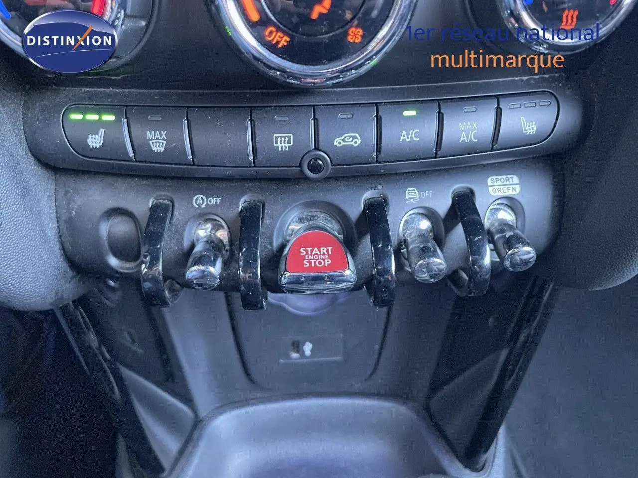 Gros plan sur la console centrale du MINI Cabriolet noir avec boutons de climatisation et bouton rouge Start/Stop.