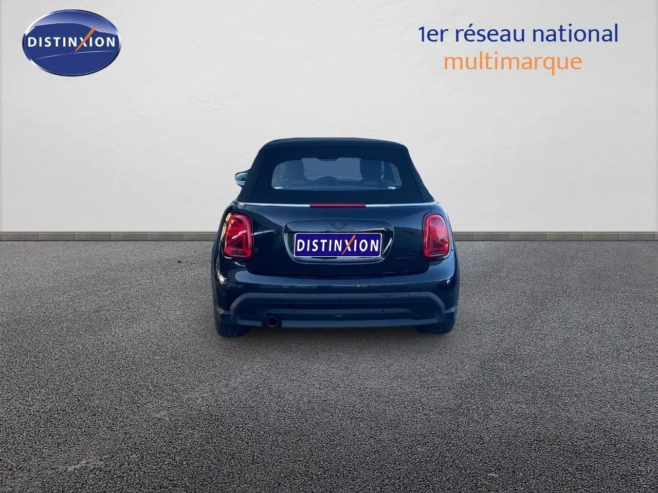 Vue arrière d'une MINI Cabriolet F57 noire Midnight Metal avec capote fermée, sur fond neutre et logo Distinxion.