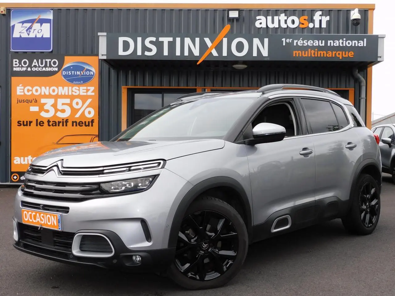 Citroën C5 Aircross 2020 vue 3/4 avant côté gauche, carrosserie argentée et jantes alliage noires brillantes.
