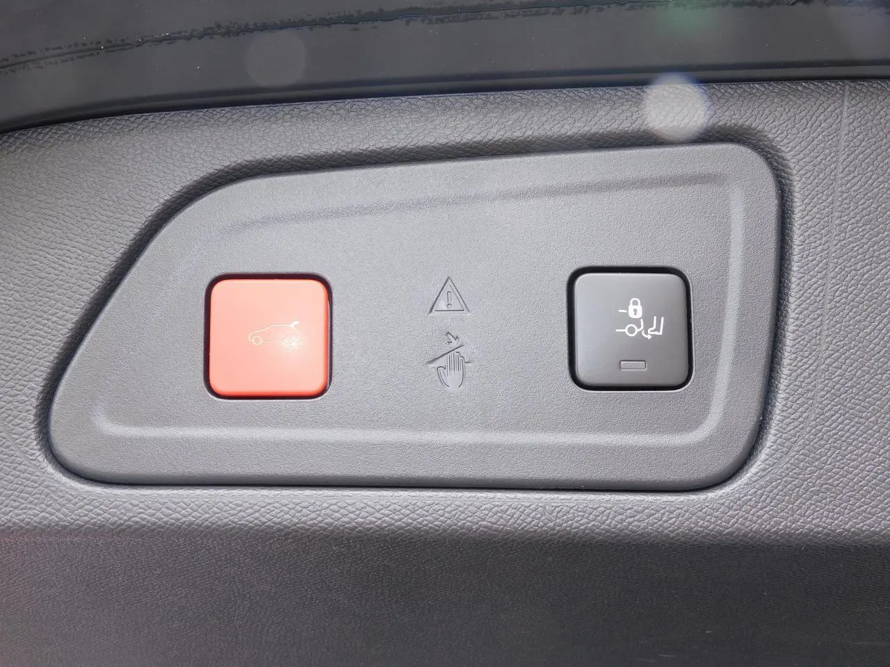Boutons rouge et noir pour ouverture et verrouillage du hayon électrique sur Citroën C5 Aircross 2020, intérieur.