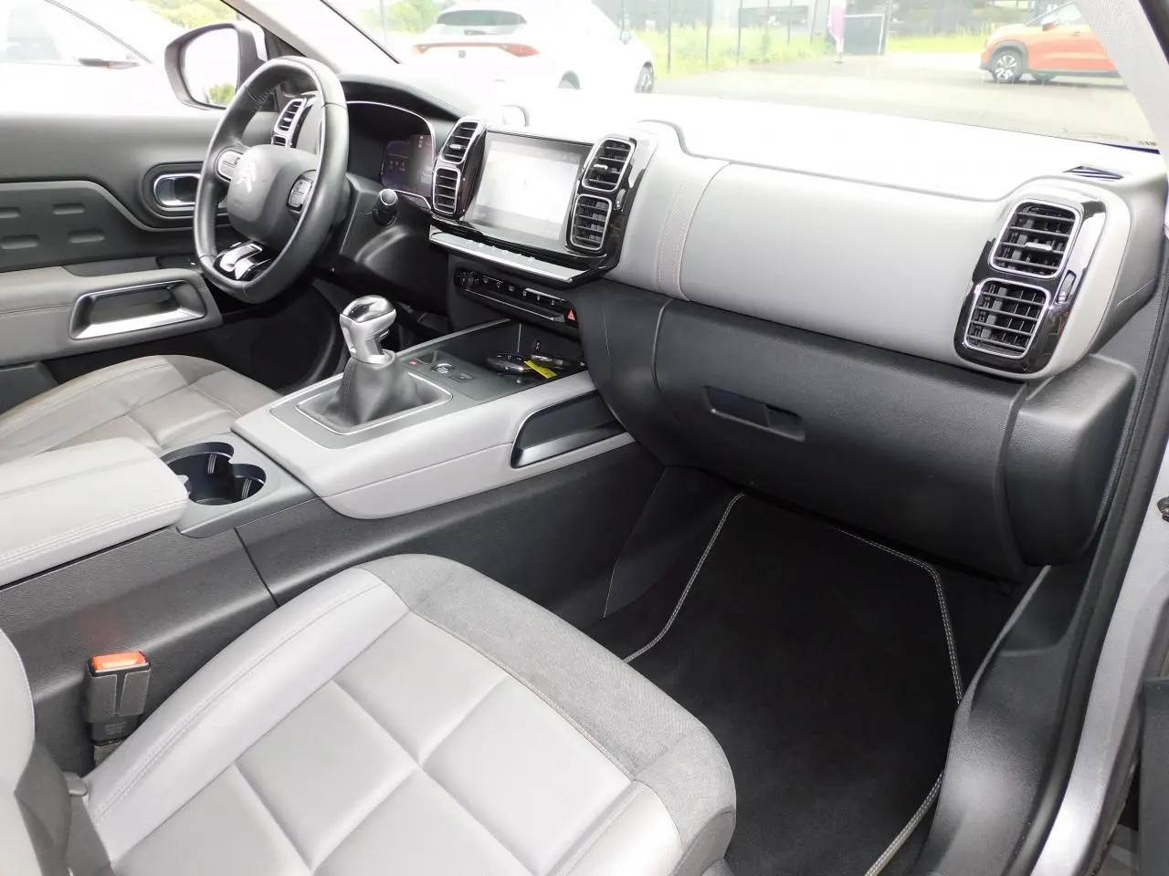 Intérieur clair de la Citroën C5 Aircross 2020, vue côté passager avec tableau de bord et console centrale manuelle.