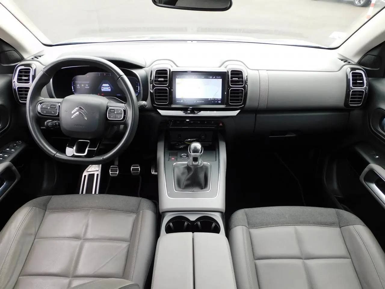 Vue intérieure avant du Citroën C5 Aircross 2020, tableau de bord moderne avec écran tactile et volant multifonction noir.