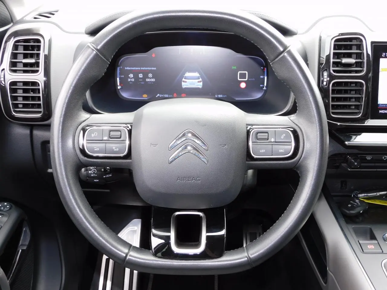 Vue frontale du volant noir et du combiné numérique du tableau de bord du Citroën C5 Aircross 2020 essence.