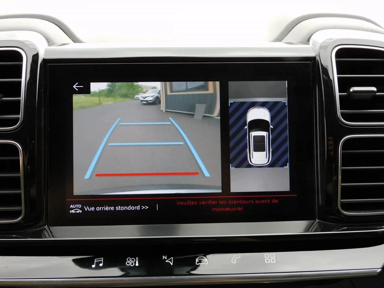 Écran central du Citroën C5 Aircross 2020 montrant la caméra de recul et l'aide au stationnement en vue arrière.