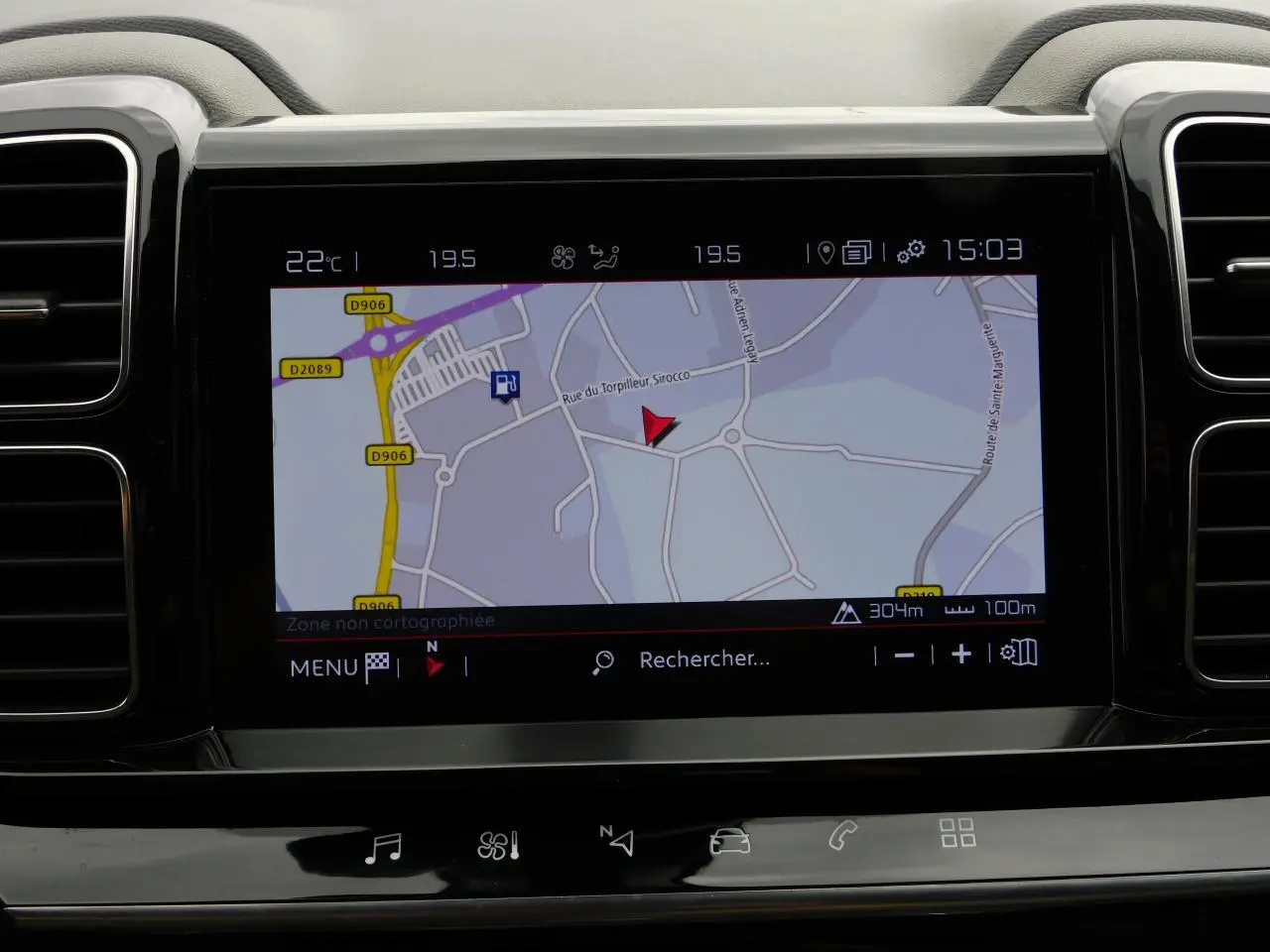 Écran central tactile du GPS du Citroën C5 Aircross 2020 affichant une carte routière en intérieur noir brillant.