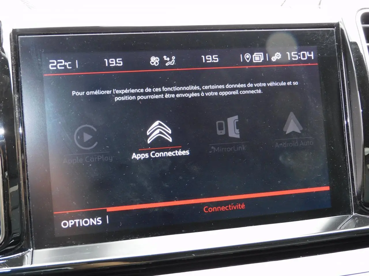 Écran tactile central du Citroën C5 Aircross 2020 affichant les options de connectivité et la température intérieure.