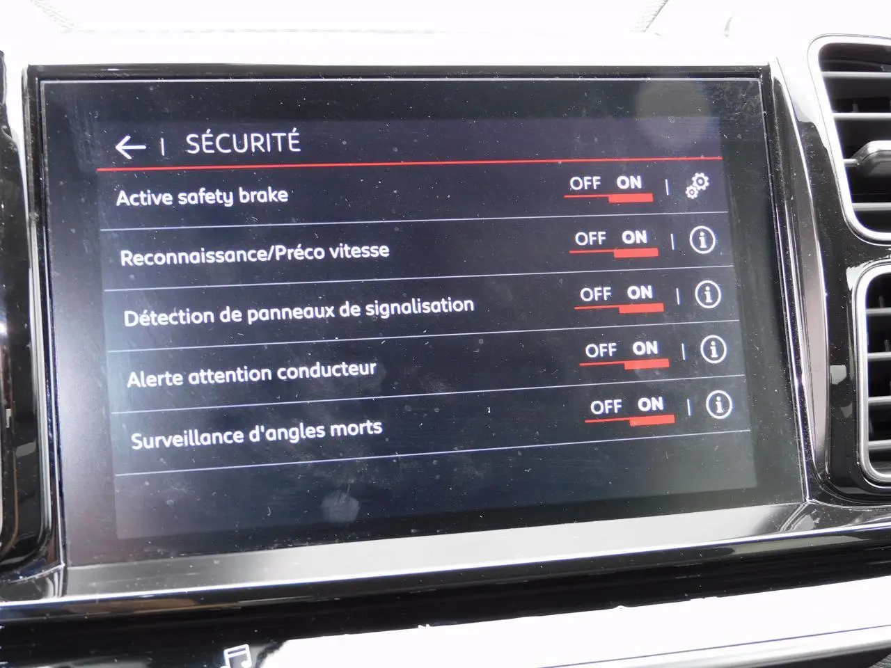 Écran tactile central du Citroën C5 Aircross 2020 affichant les options de sécurité activées en mode nuit.