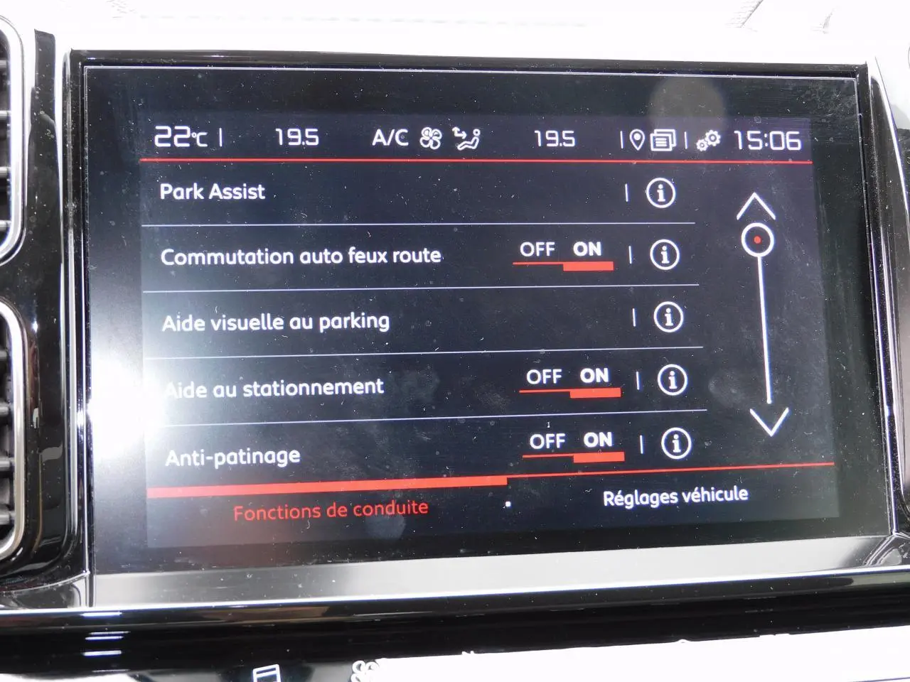Écran tactile central du Citroën C5 Aircross 2020 montrant les réglages d'aide à la conduite en intérieur noir brillant.