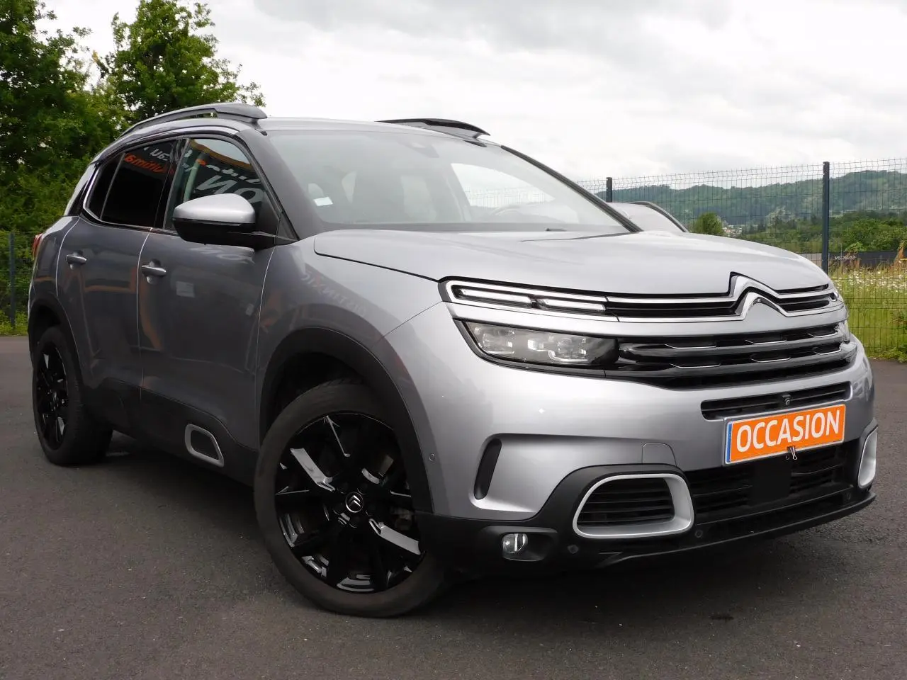 Citroën C5 Aircross gris clair en 3/4 avant droit avec jantes noires et calandre noire brillante