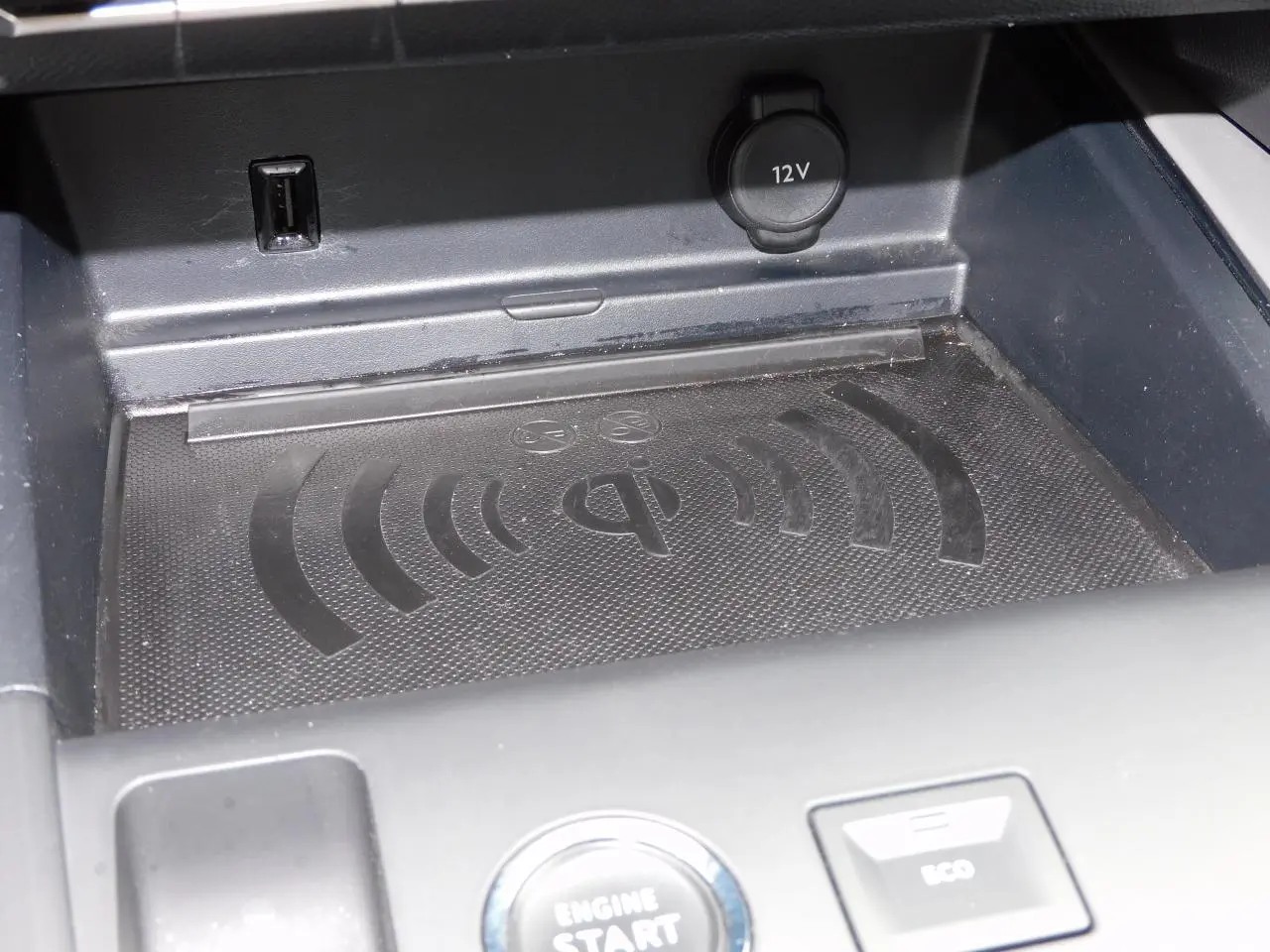 Gros plan sur le chargeur smartphone sans fil noir dans la console centrale du Citroën C5 Aircross 2020.