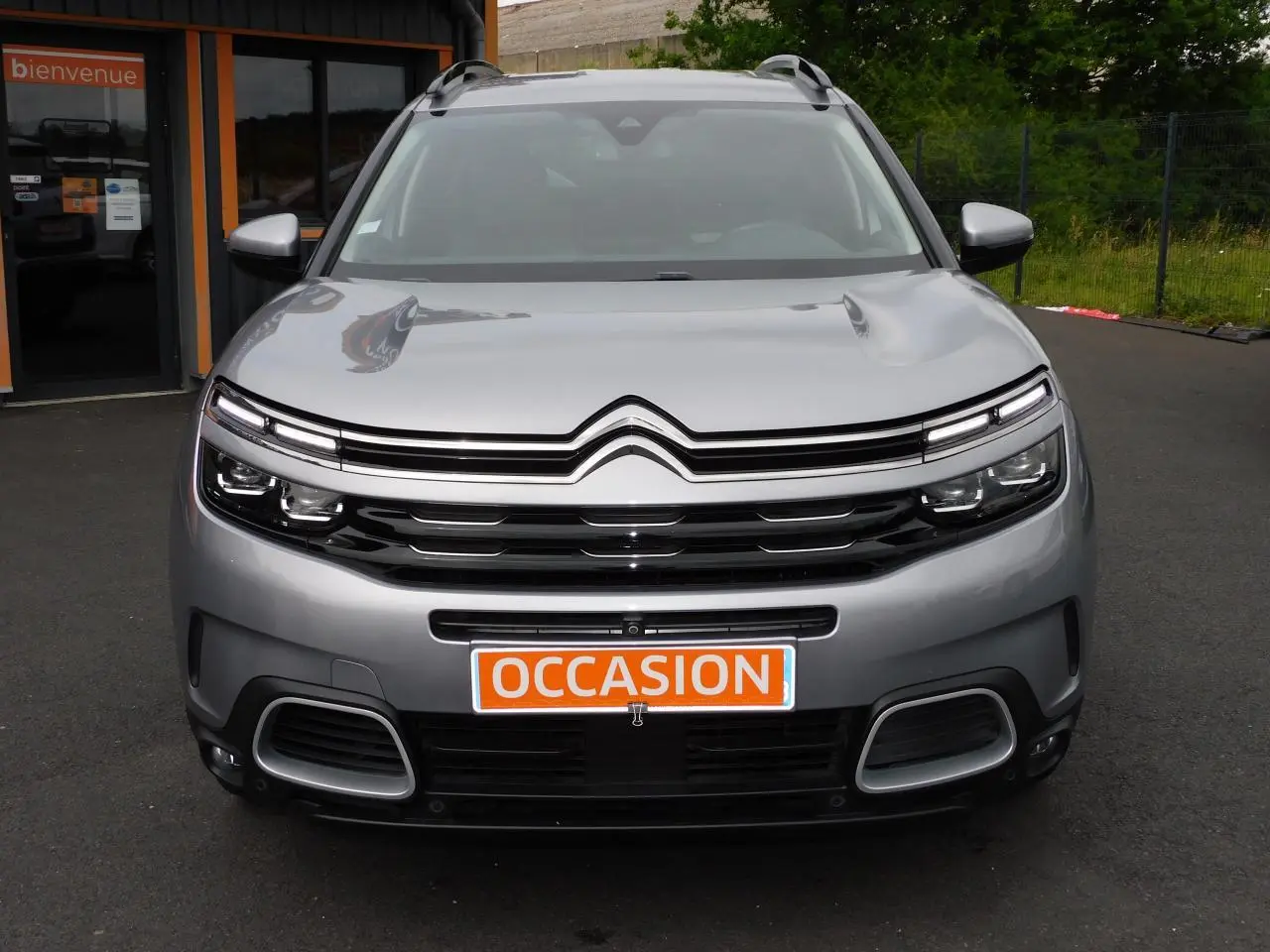 Vue frontale d'un Citroën C5 Aircross gris avec calandre noire brillante et plaque "OCCASION" orange.
